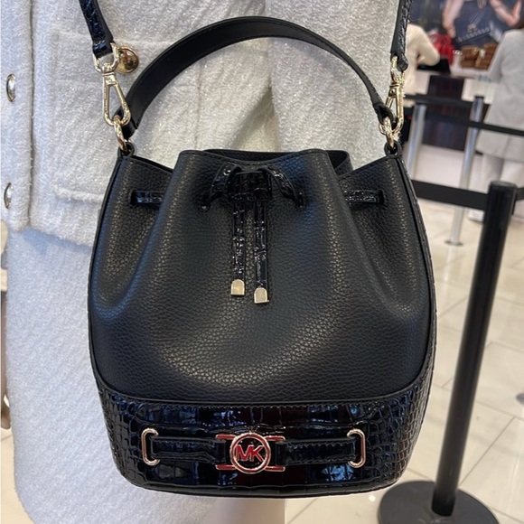 MICHAEL KORS Reed Medium Pebbled Leather Bucket Bag Satchel Crossbody Black NWT - Picture 3 of 14